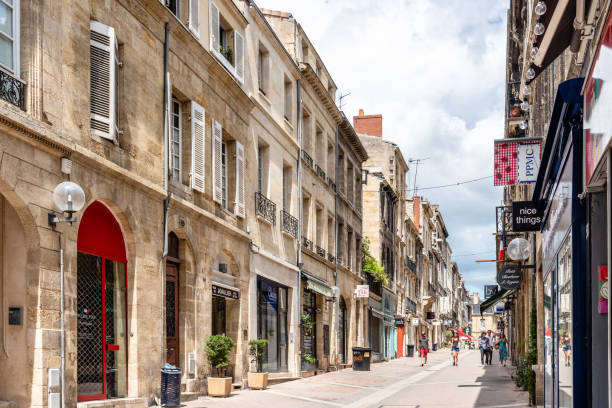rue piétonne dans le centre historique de bordeaux - tradition française photos et images de collection