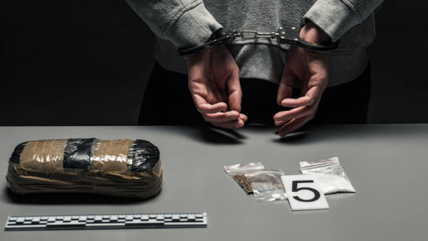 mains d’un trafiquant de drogue masculins sont menottés. la lutte contre la drogue et le crime - prison narcotic addictions arrest photos et images de collection