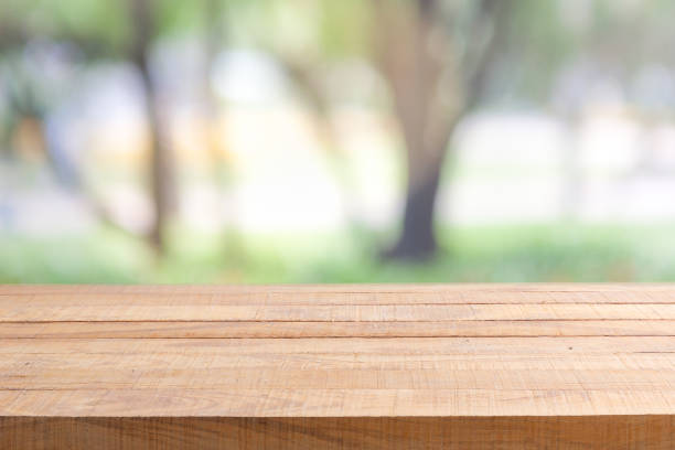 table en bois vide vrai planche supérieure avec le flou du grand arbre. - abstract textured textured effect real estate photos et images de collection