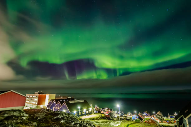 verde boreal brilhante escondido pelas nuvens sobre a vila inuit no fiorde, cidade de nuuk, gronelândia - greenland - fotografias e filmes do acervo