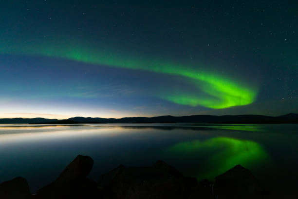 norrsken i norra sverige - fjäll sjö sweden bildbanksfoton och bilder