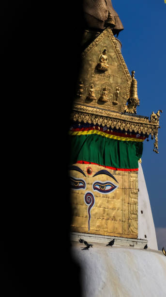 olhos de buda de estupa de swayambhunath olhando de canto de uma parede - corner temple stupa tower - fotografias e filmes do acervo