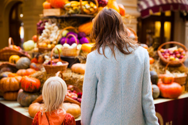 il ragazzo e sua madre al mercato contadino - market farmers market agricultural fair child foto e immagini stock