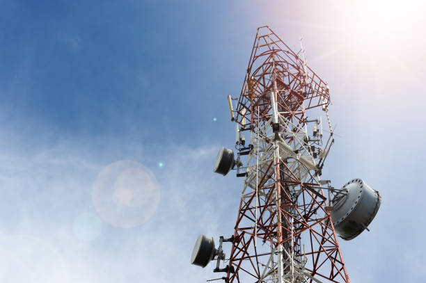 wieża telekomunikacyjna, widok niski kąt. - high peaks audio zdjęcia i obrazy z banku zdjęć