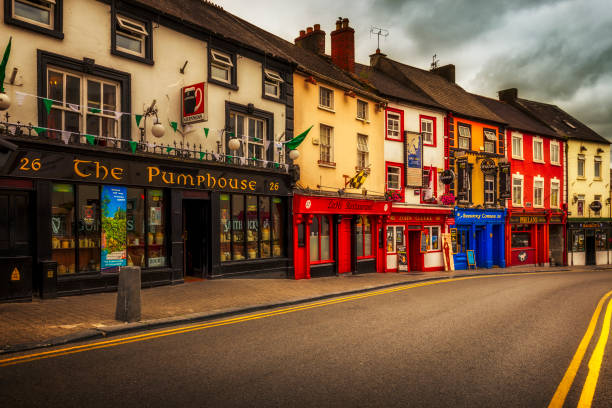 antigos bares em kilkenny - kilkenny city - fotografias e filmes do acervo