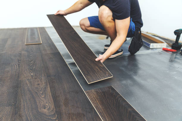 laminate flooring - worker installing new floor laminate flooring - worker installing new floor wood laminate flooring photos stock pictures, royalty-free photos & images