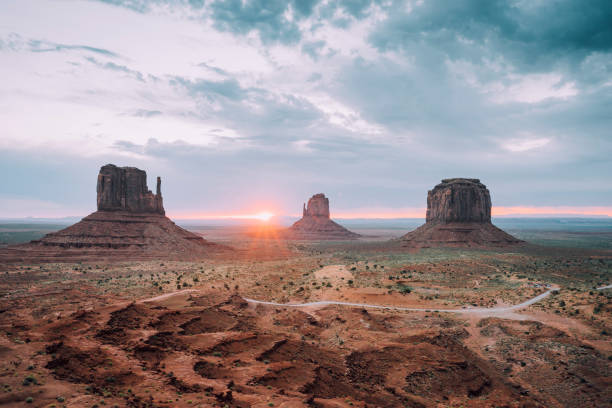 prendere il sole nella monument valley - monument valley usa panoramic foto e immagini stock