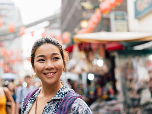 retrato de una mujer adulta joven chino en chinatown - cultura oriental fotografías e imágenes de stock