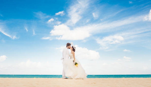 美しいカップル - wedding beach groom bride ストックフォトと画像