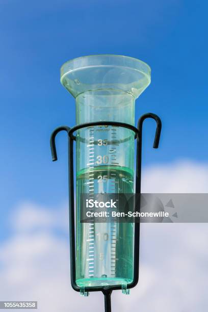 inspanning Staat Groen Watermeter Met Regenwater En Wolk In De Hemel Stockfoto en meer beelden van  Regenmeter - Regenmeter, Binnenin, Blauw - iStock