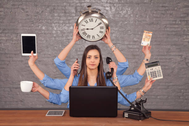 multitask empresaria sentada en el escritorio en la oficina, el concepto de trabajo bien organizado - red octopus fotografías e imágenes de stock