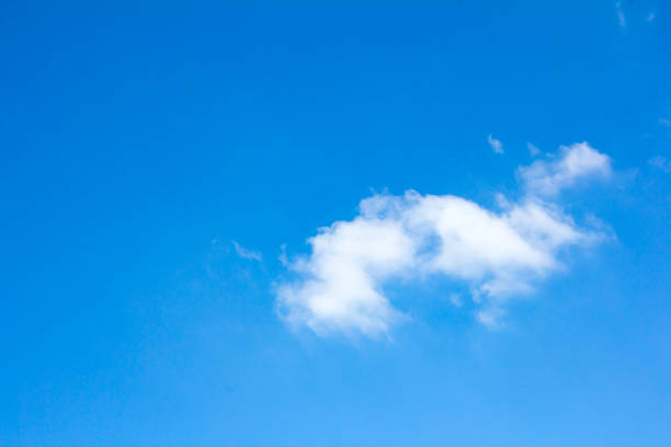 Le nuvole bianche contro il cielo blu. - foto stock