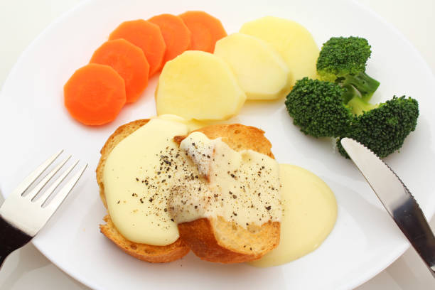 раклетт сыр плавления на чеснок тост - raclette apres ski fondue cheese стоковые фото и изображения
