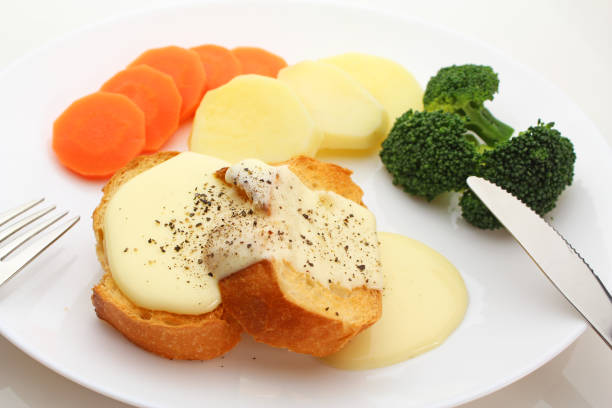 раклетт сыр плавления на чеснок тост - raclette apres ski fondue cheese стоковые фото и изображения