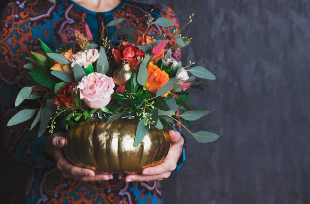 カボチャの花瓶に秋の花の花束。花の装飾 - bouquet flower autumn vase ストックフォトと画像