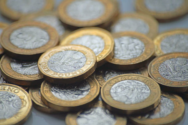 новая монета фунта выпущена 2017 - uk british coin coin shiny стоковые фото и изображения