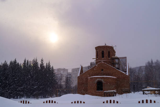 chiesa indegna in una mattina innevata - snow chapel christmas germany foto e immagini stock