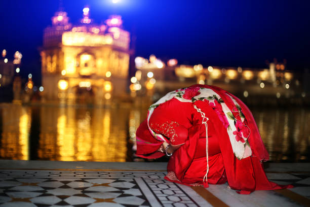 istock Woman respectable in Sri Harmandir Sahib (Golden Temple), Punjab/India 1055454366