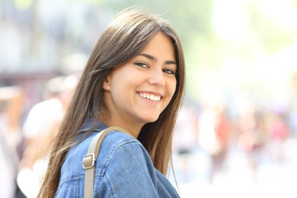 sorrisos de adolescente felizes olhando para a câmera na rua - teenager teenage girls women dentist - fotografias e filmes do acervo