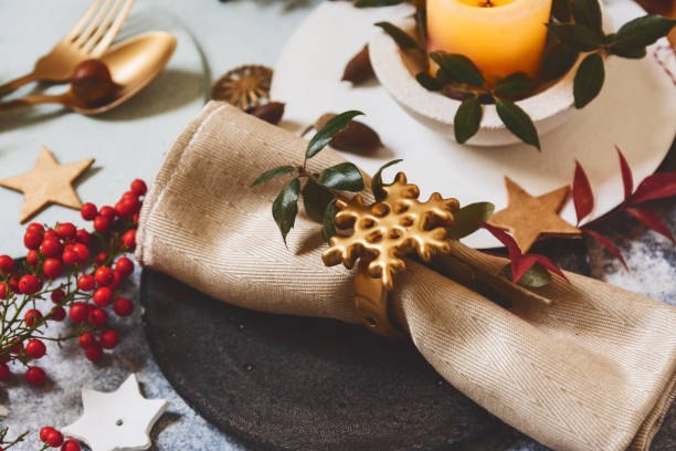 oliday table setting, black plate with golden napkin holder with star shape