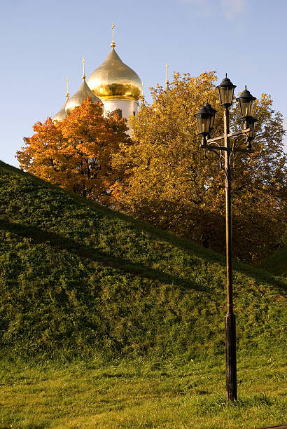 cor de outono - cupola gold russian orthodox autumn imagens e fotografias de stock