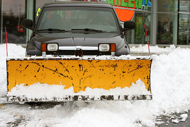 クリア雪耕土機トラックの駐車場 - snowplow snow parking lot pick up truck ストックフォトと画像