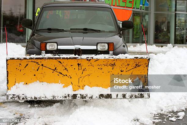 Śniegu Pług Samochód Czyszczenia Parkingu - zdjęcia stockowe i więcej obrazów Pick-up - Pick-up, Zima, 4x4