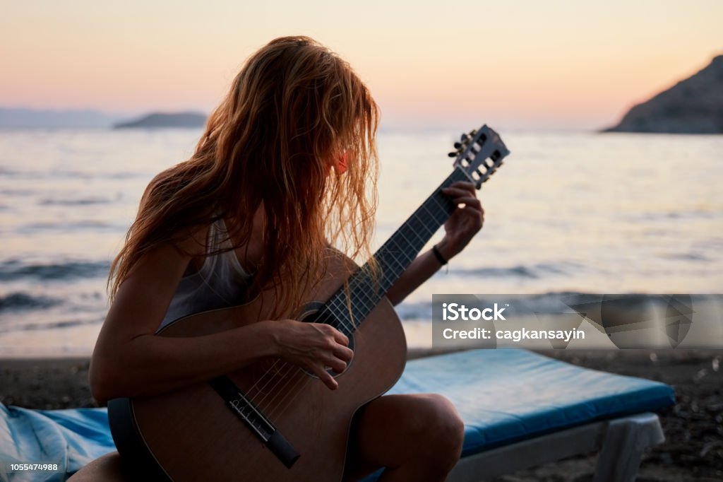 Guitar acoustic bên bờ biển
