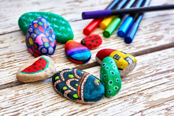 canetas e pedras coloridas pintadas à mão - pastel colored art and craft equipment pastel crayon horizontal - fotografias e filmes do acervo