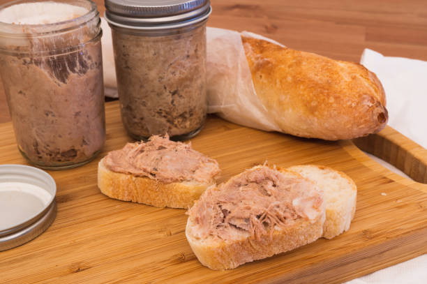 肉を自家製リエット フランス製バゲット パンに豚肉の普及 - home made bread ストックフォトと画像