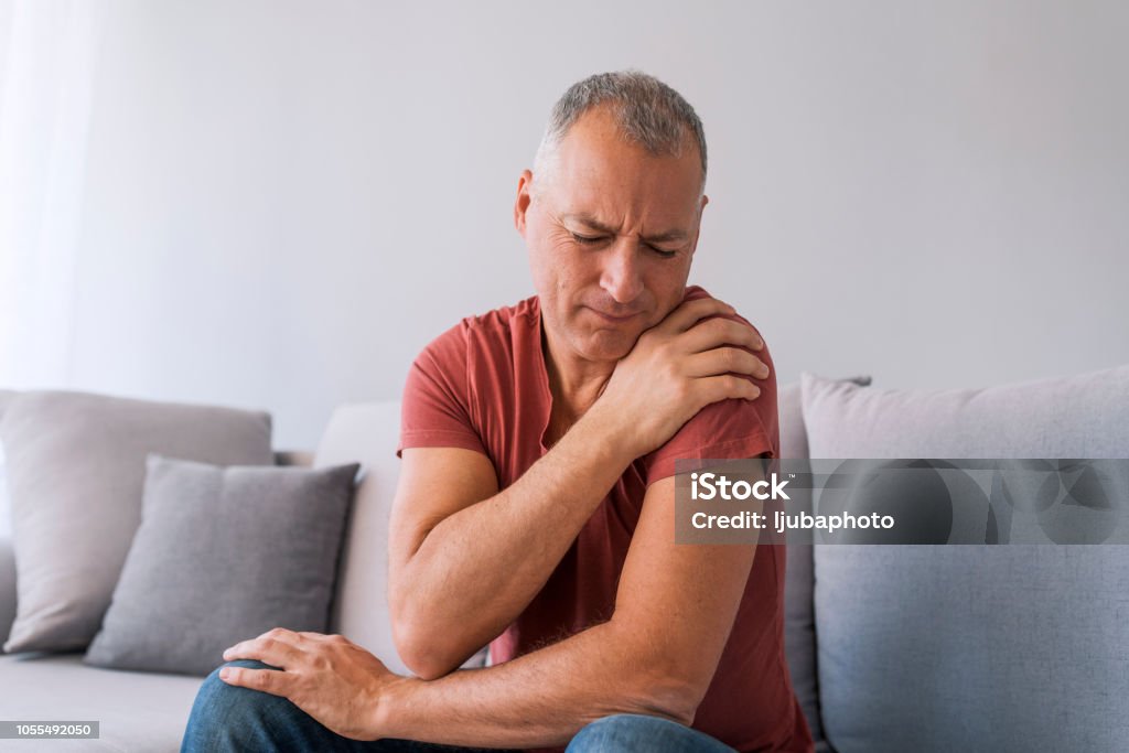 Se sentant un peu de tension dans l’épaule - Photo de Douleur libre de droits