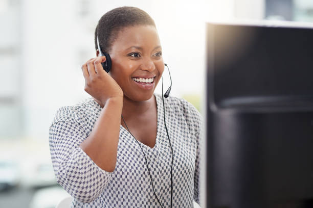 она вот-вот закроет еще одну продажу с клиентом - customer service representative service african descent receptionist стоковые фото и изображения