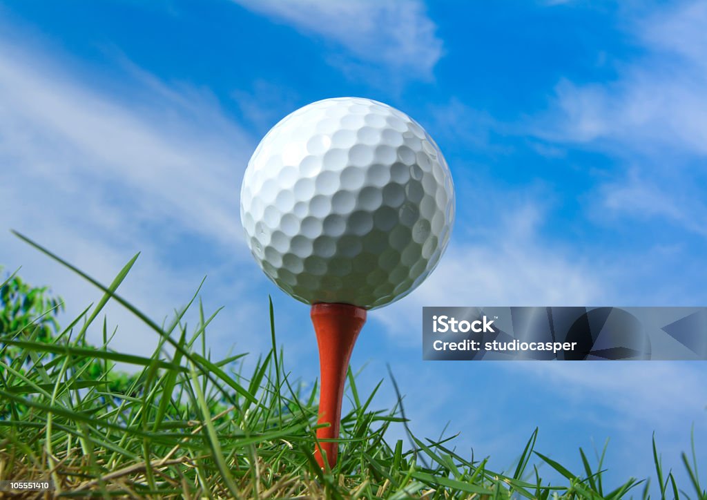 T シャツにゴルフ・ボールの芝生 - カラー画像のロイヤリティフリーストックフォト