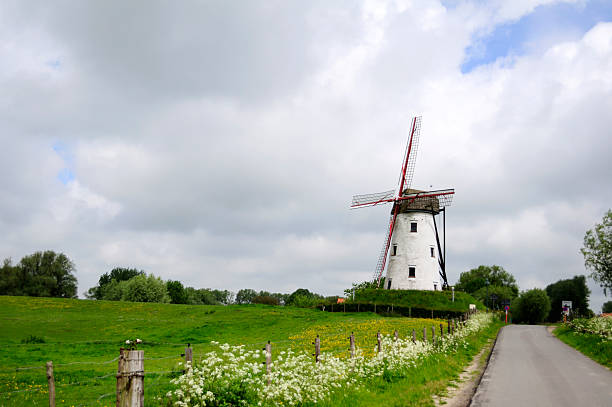 ベルギー、damme 、風車 - belgium bruges windmill europe ストックフォトと画像