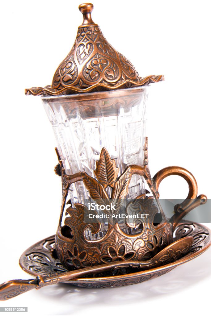 Foto de Jogo De Chá Turco Xícara De Chá Otomana Com Ornamentos Árabes  Tradicionais Em Fundo Branco e mais fotos de stock de Alegria - iStock