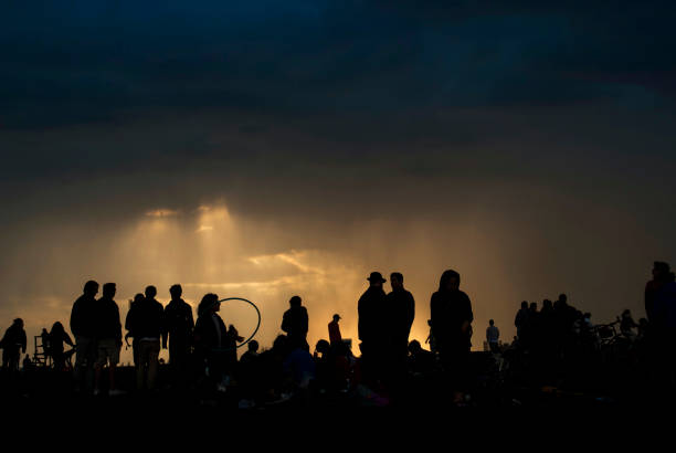 sylwetka zachodu słońca ludzi w tempelhofer feld w berlinie - tempelhof zdjęcia i obrazy z banku zdjęć