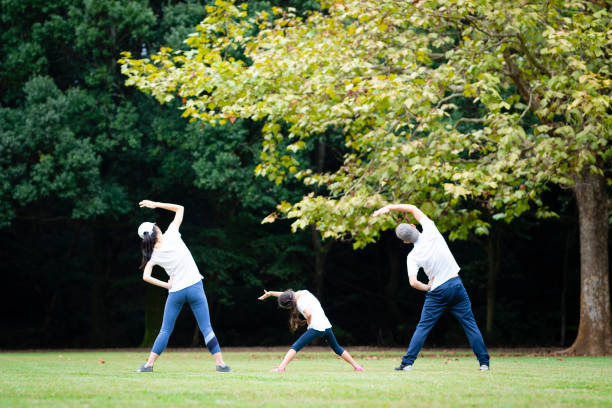 Father and mother and daughter to the stretch Father and mother and daughter to the stretch warm up exercise stock pictures, royalty-free photos & images