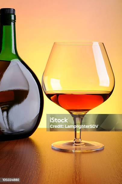 Koniak Butelkę I Kieliszek - zdjęcia stockowe i więcej obrazów Alkohol - napój - Alkohol - napój, Bez ludzi, Brandy