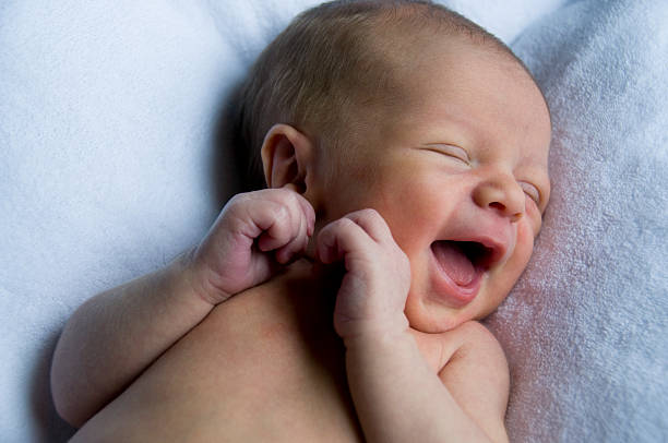 retrato de sorrindo recém-nascido - newborn - fotografias e filmes do acervo