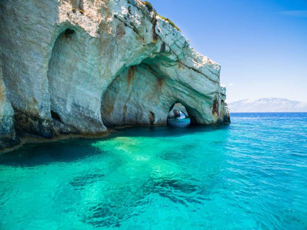 luftaufnahme von agios nikolaos blau höhlen auf der insel zakynthos (zante), in griechenland - agios nikolaos stock-fotos und bilder