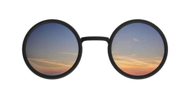 occhiali da sole rotondi metallici neri con tramonto all'alba specchiati sull'obiettivo, ritaglio, isolati su sfondo bianco, illustrazione 3d - riflesso sullobiettivo illustrazioni foto e immagini stock