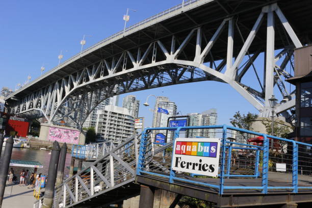 port de granville island à vancouver en colombie-britannique. c’est où tous les ferries prendre des passagers pour les amener autour de la ville - ferry british columbia vancouver vancouver island photos et images de collection