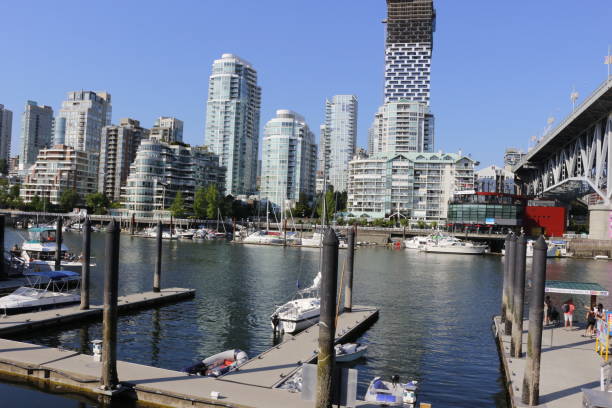 port de granville island à vancouver en colombie-britannique. c’est où tous les ferries prendre des passagers pour les amener autour de la ville - ferry british columbia vancouver vancouver island photos et images de collection