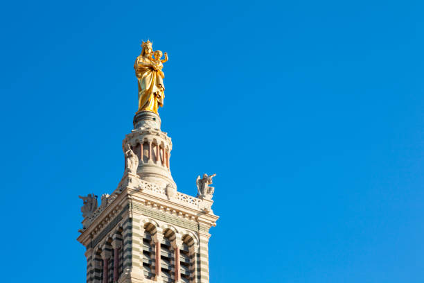 igreja da catedral notre dame de la garde em marselha - frança - marseille notre dame de la garde tower cathedral - fotografias e filmes do acervo