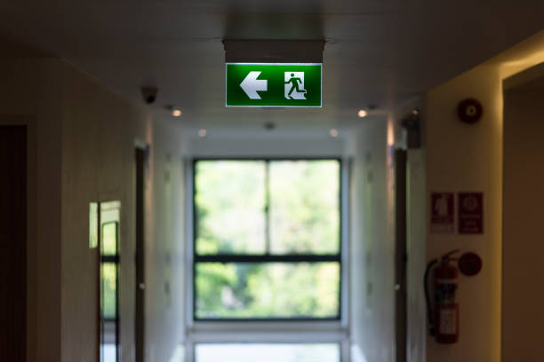 lumière verte sortie dans le bâtiment - late light photos et images de collection