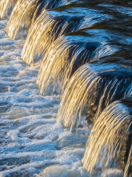 ruscello a cascata su weir - weir foto e immagini stock