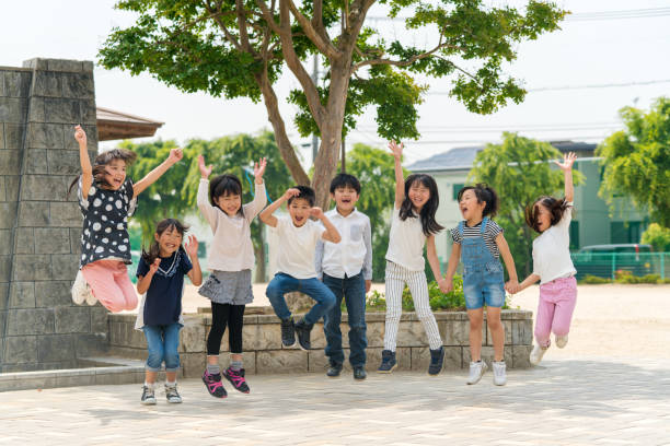 屋外の学校の友達のグループ - 日本人　親子 ストックフォトと画像