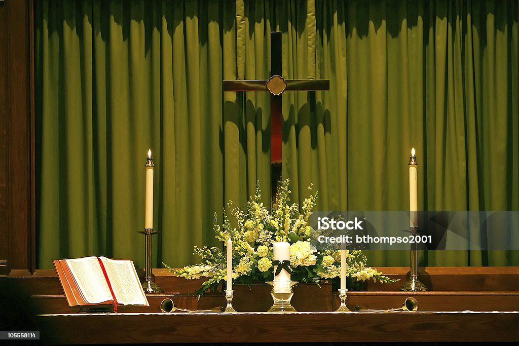 Altar Religous, Cruz e a Bíblia com velas - Royalty-free Acontecimentos da Vida Foto de stock