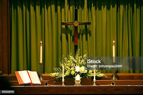 Altar Religous Cruz E A Bíblia Com Velas - Fotografias de stock e mais imagens de Acontecimentos da Vida - Acontecimentos da Vida, Amor, Aprender