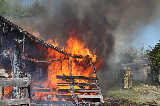 vigili del fuoco e fiamme barn - 4598 foto e immagini stock